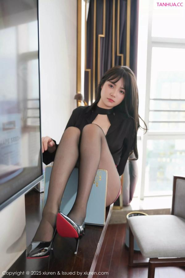   [XiuRen]高清写真图 2025.07.09 No.10527 软情 黑丝制服第18张图片